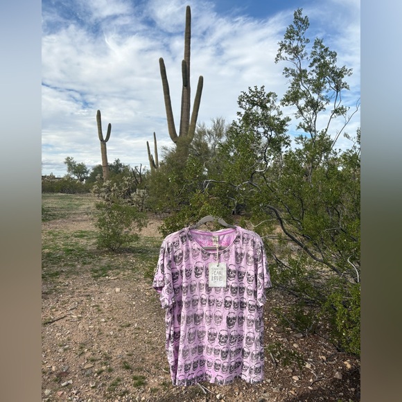 Magnolia Pearl Skulls Tee in Legends NWT - Picture 2 of 6
